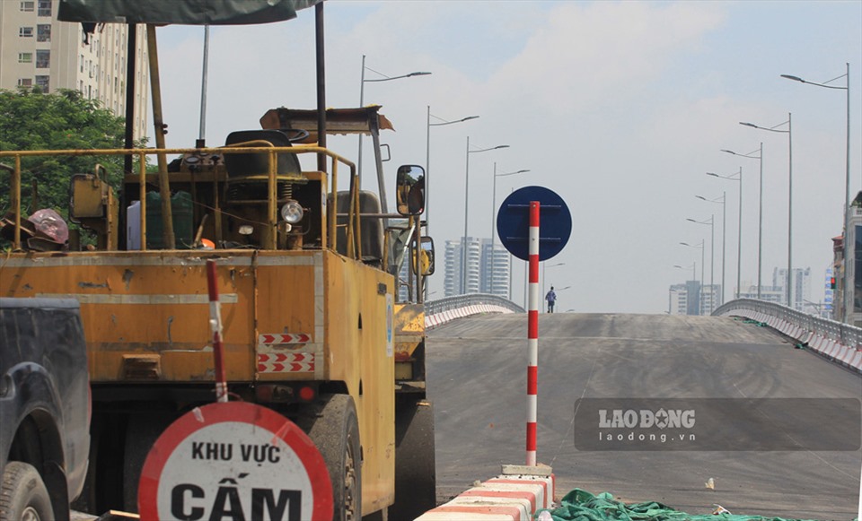 Sau gần một năm kể từ ngày khởi công (ngày 8.10.2019), đến nay cầu vượt Hoàng Quốc Việt - Nguyễn Văn Huyên đang dần hoàn thiện.