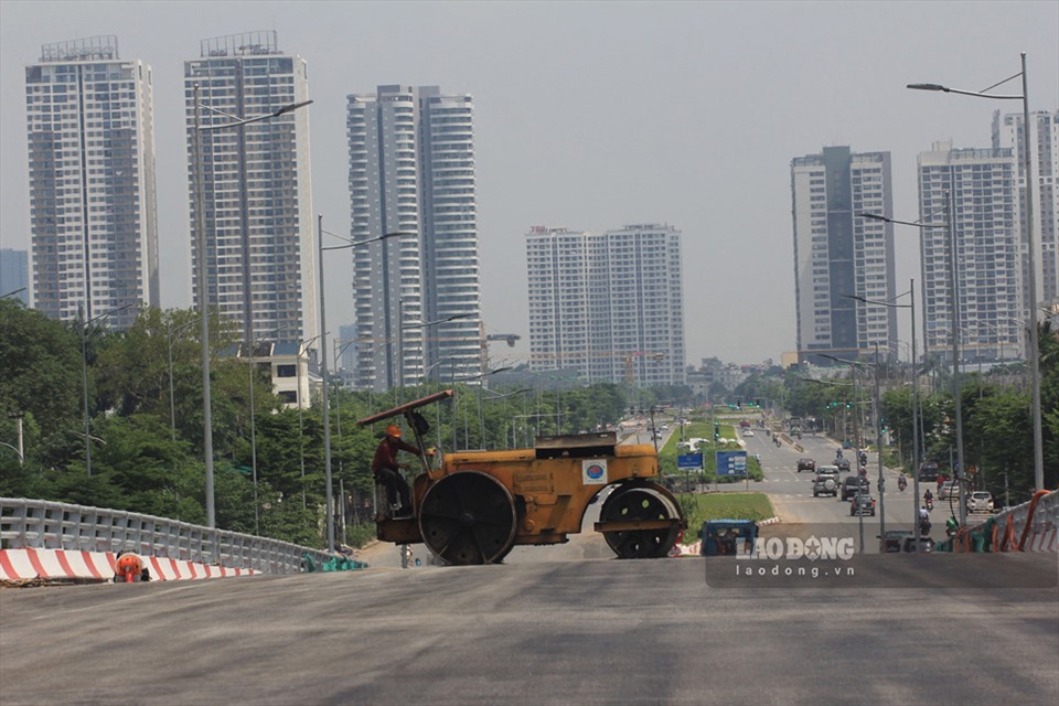 Công nhân đang hoàn thiện những công đoạn cuối cùng trước khi tiến hành thông xe cầu vượt nút giao Hoàng Quốc Việt - Nguyễn Văn Huyên.