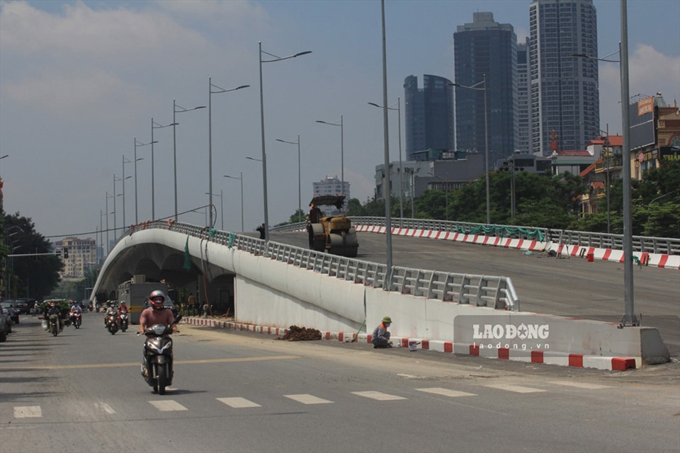 Hiện nay cầu vượt nút giao Hoàng Quốc Việt - Nguyễn Văn Huyên đang dần hoàn thiện và chuẩn bị đưa vào sử dụng. Ảnh Vương Nguyên
