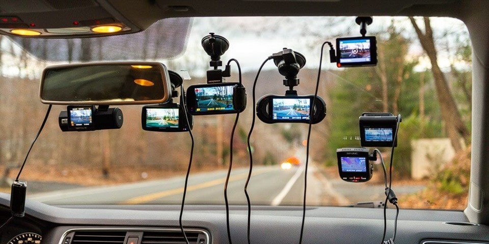 Hệ thống camera là phụ kiện hỗ trợ tích cực trong việc điểu khiển xe trên đường. Ảnh nguồn: Carmudi.