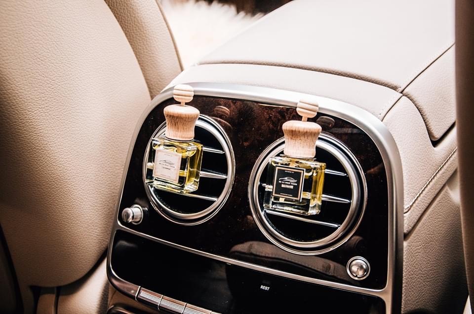 Tinh dầu thơm gắn cửa lạnh là một trong những phụ kiện ô tô “must-have“. Ảnh nguồn: Xethom.vn.