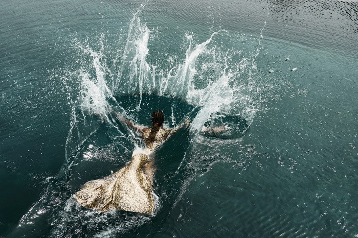Ở một shot ảnh khác, cô còn trầm mình xuống dòng nước lạnh trong một bộ trang phục đính sequin.