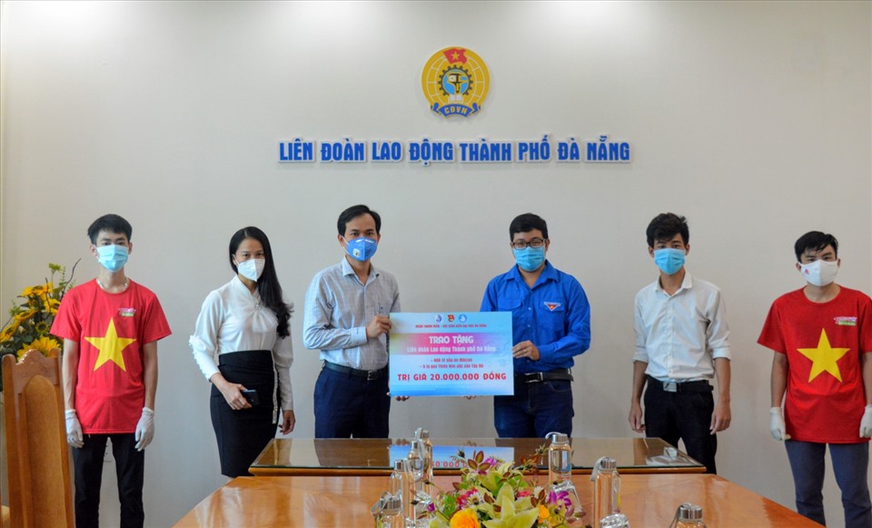 Đoàn Thanh niên - Hội Sinh viên Đà Nẵng trao quà ủng hộ chương trình 20 ngàn suất ăn. Ảnh: Thanh Hùng