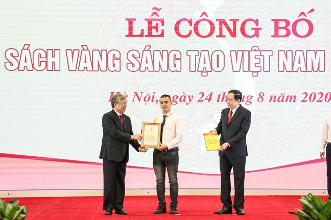 Các tác giả, đại diện nhóm tác giả nhận Giấy chứng nhận, Sách vàng Sáng tạo Việt Nam năm 2020. Ảnh: Quang Vinh