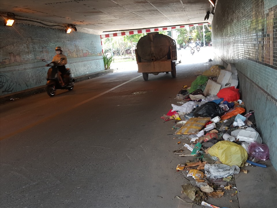 Gầm cầu Kiệu (quận 3, TPHCM) đang bị biến thành nơi chứa rác bất đắc dĩ. Ảnh: An Nguyên