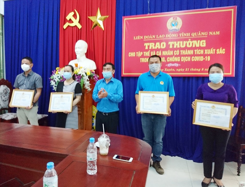 LĐLĐ tỉnh Quảng Nam khen thưởng các doanh nghiệp làm tốt công tác phòng chống dịch COVID-19.