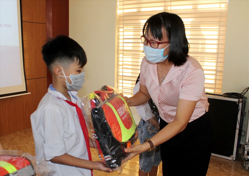 Đại diện Quỹ Tấm lòng vàng Lao Động trao quà tặng học sinh Trường tiểu học Trung Hà. Ảnh MD