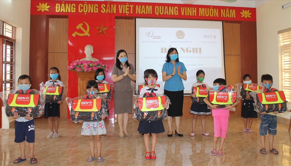 LĐLĐ TP Hải Phòng và Ngân hàng BIDV trao cặp tặng con CNVCLĐ huyện Thủy Nguyên. Ảnh MD
