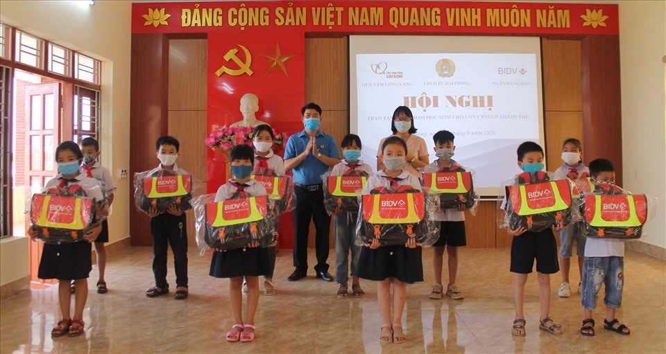 Đại diện Quỹ Tấm lòng vàng Lao Động, LĐLĐ huyện Thủy Nguyên trao quà tặng học sinh hoàn cảnh khó khăn. Ảnh MD
