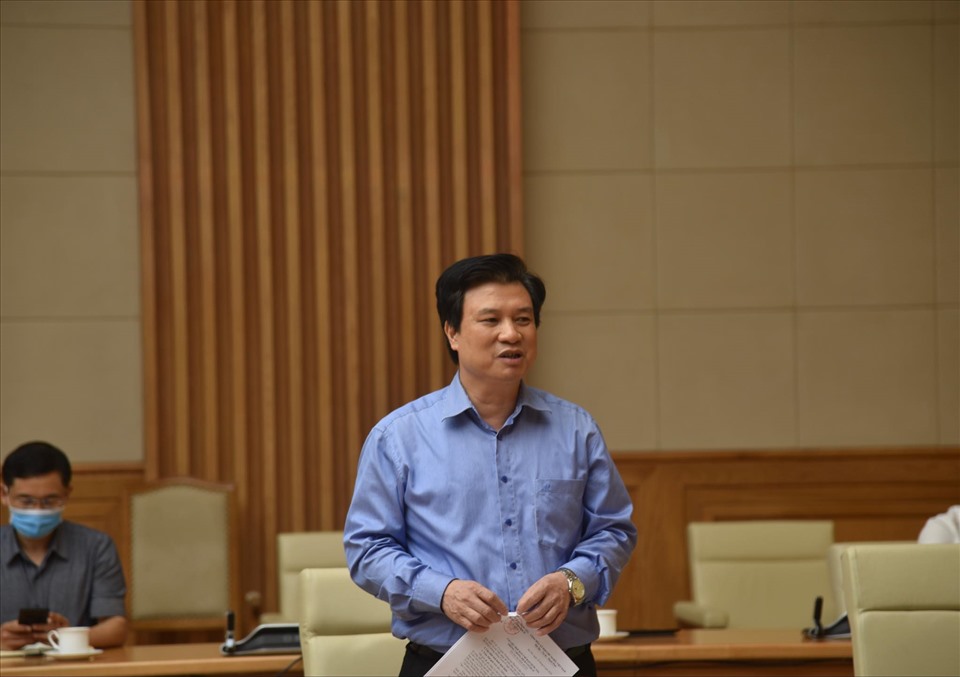 Thứ trưởng Bộ Giáo dục và Đào tạo Nguyễn Hữu Độ báo cáo về phương án thi tốt nghiệp THPT đợt 2. Ảnh Hoàng Lê