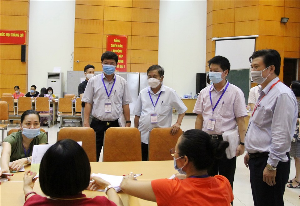 Thứ trưởng Nguyễn Hữu Độ kiểm tra công tác chấm thi tại Hà Nội. Ảnh: Vân Anh