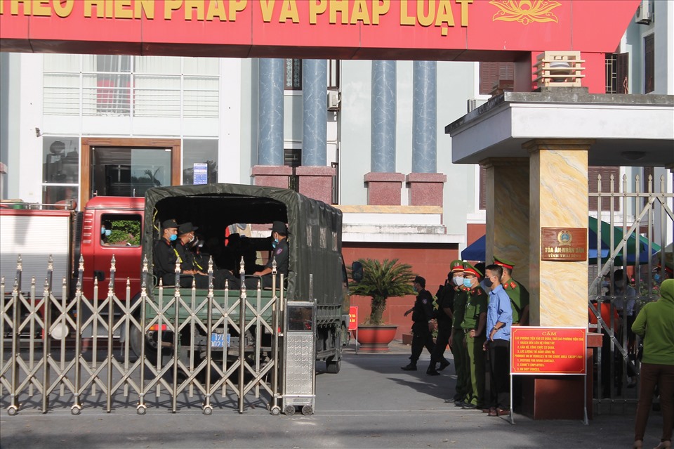 Lực lượng công an được huy động đến Tòa án nhân dân tỉnh Thái Bình để bảo đảm an ninh trật tự cho phiên tòa xét xử vụ vợ chồng Đường Nhuệ đánh phụ xe khách. Ảnh MD