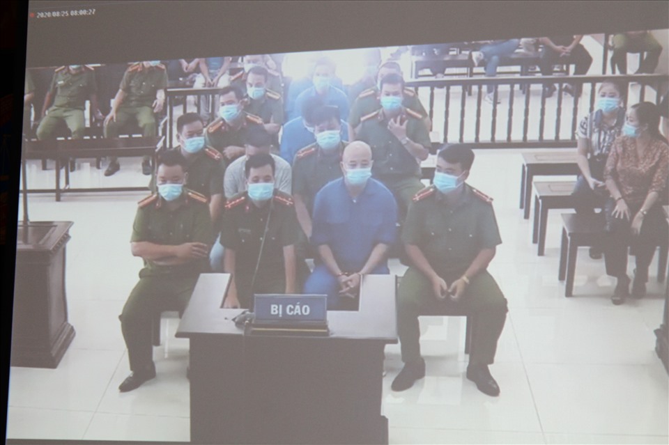 Vợ chông Đường Nhuệ  và 4 đàn em được dẫn giải đến phiên tòa. Ảnh MD