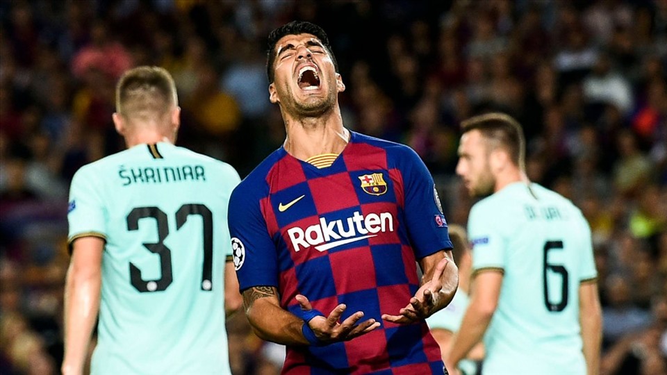 Luis Suarez rất thất vọng với cách hành xử của Ban lãnh đạo Barca. Ảnh: Getty Images