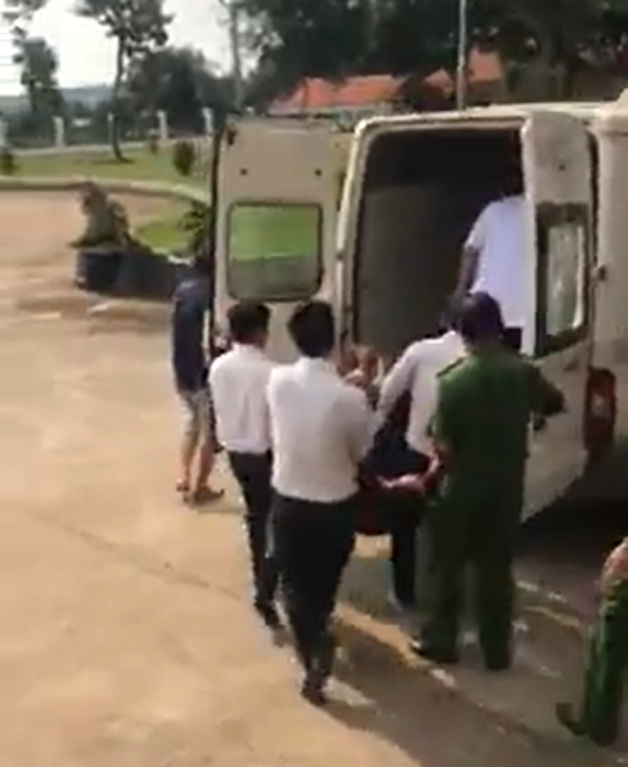 Bị cáo tự tử ở toàn án Bình Phước được đưa đi cấp cứu.  Ảnh cắt từ video của Truong Nguyen