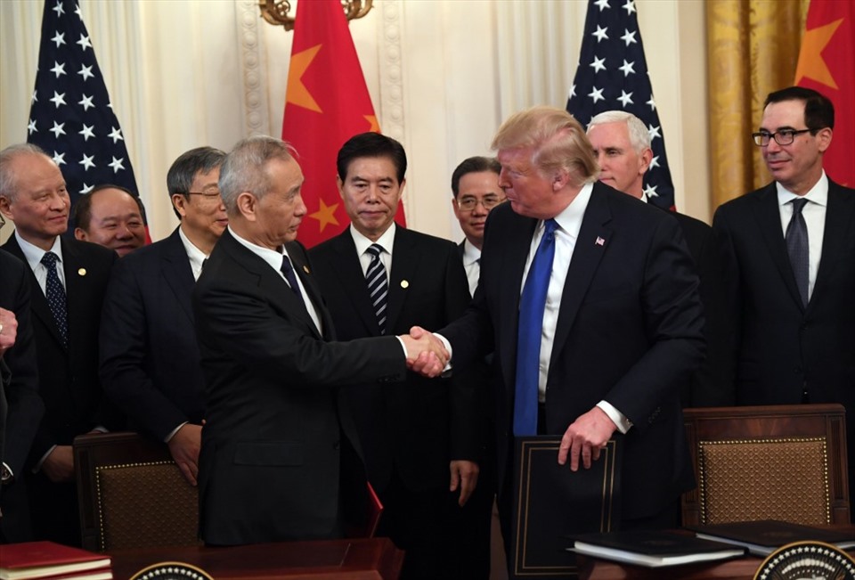 Tổng thống Mỹ Donald Trump và Phó Thủ tướng Trung Quốc Lưu Hạc (trái) - nhà đàm phán thương mại hàng đầu Trung Quốc bắt tay sau khi ký thỏa thuận thương mại giữa Mỹ và Trung Quốc tại Nhà Trắng hôm 15.1.2020. Ảnh: AFP.