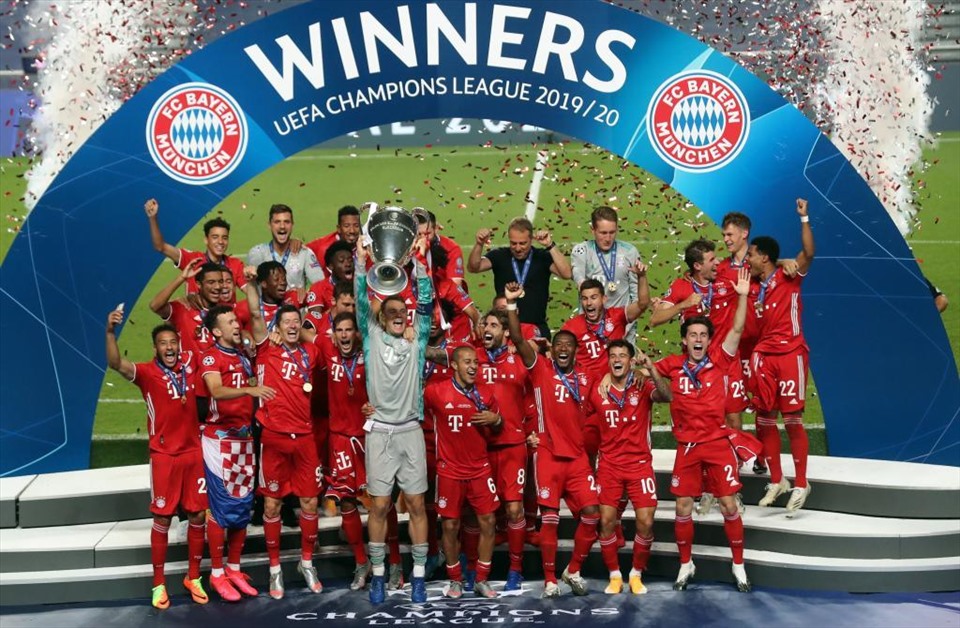 1.Bayern Munich (136.000 điểm): Bayern Munich vọt từ hạng 3 lên đứng đầu sau khi vô địch Champions League 2019/2020. Ở trận chung kết, họ đã thắng PSG 1-0. Đội bóng nước Đức luôn là đại diện ưu tú tại các giải đấu châu lục. Họ là 1 trong 5 câu lạc bộ đoạt cả 3 Cúp Châu Âu, bên cạnh Man United, Chelsea, Juventus và Ajax Amsterdam. Ảnh: EFE.