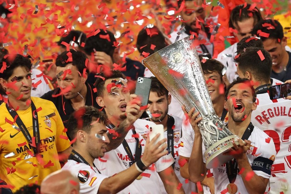 8.Sevilla (102.000 điểm): Chủ nhân của danh hiệu Europa League đứng thứ 8 trên bảng xếp hạng mới nhất. Sevilla có đến 6 lần vô địch UEFA Cup/Europa League nhưng chưa 1 lần tiến sâu ở Champions League. Đó là lý do khiến họ không thể chen chên lên tốp đầu. Ảnh: AFP.