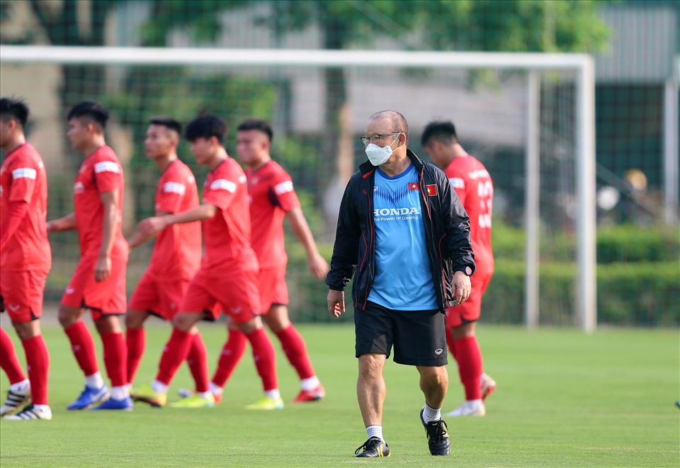 Huấn luyện viên Park Hang-seo đang làm việc với U22 Việt Nam. Ảnh: Hải Đăng