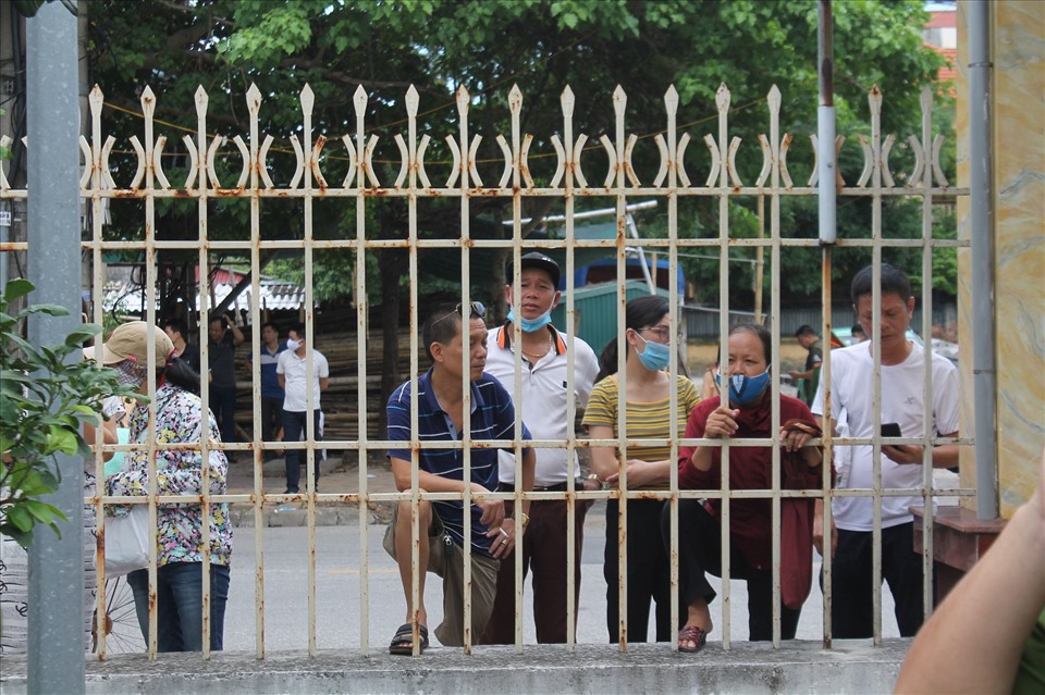 Đến hơn 12h trưa, người dân vẫn tụ tập tại cổng tòa án tỉnh Thái Bình để theo dõi thông tin xét xử vợ chồng Đường Nhuệ - ảnh MD