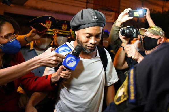 Hình ảnh Ronaldinho bị báo chí bao vây tại Paraguay hồi tháng 4.2020. Ảnh: AFP
