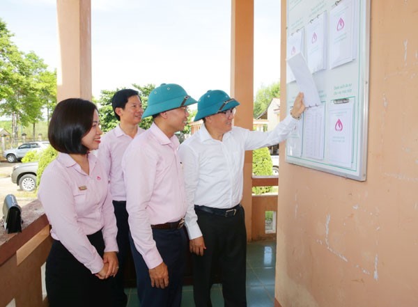 Trong chuyến công tác tại Quảng Trị, Tổng Giám đốc Dương Quyết Thắng đã đi kiểm tra thông tin tín dụng được chi nhánh tỉnh công khai niêm yết tại trụ sở UBND xã.