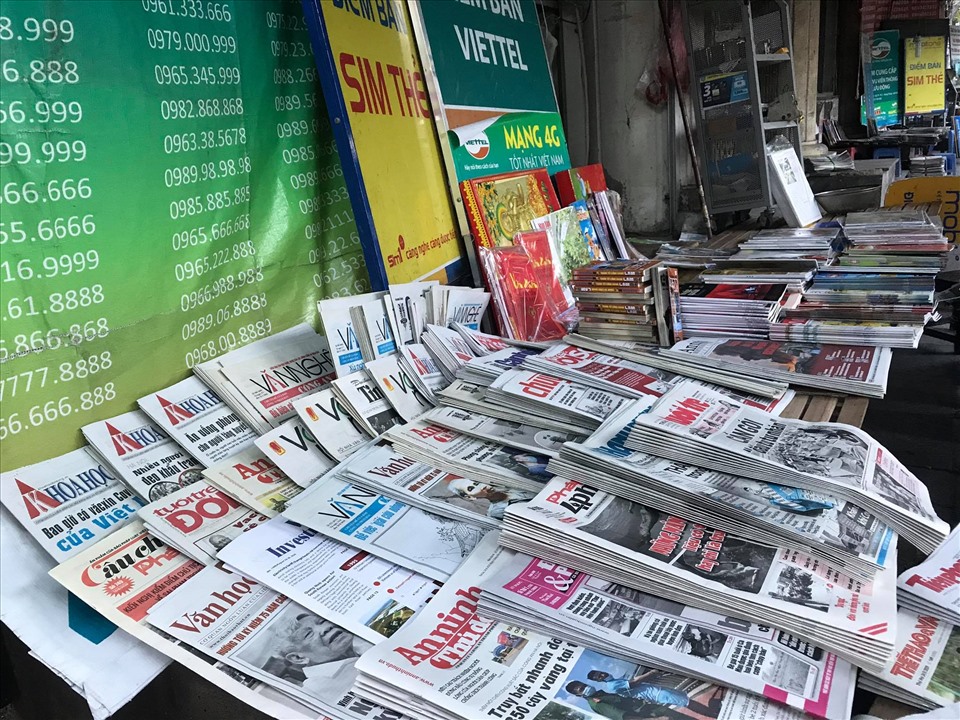 Sạp báo trên đường Hàng Trống là một trong những sạp báo đầu tiên của Hà Nội đã tồn tại gần 30 năm nay.