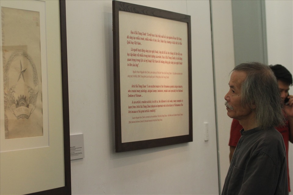 Chủ tịch Hội Mỹ thuật Việt Nam Lương Xuân Đoàn tham quan và xem lại các mẫu phác thảo Quốc huy tại triển lãm. Ảnh T.Vương