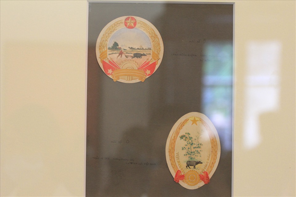 Một số bản phác thảo mẫu Quốc huy do cố hoạ sĩ Bùi Trang Chước sáng tác. Ảnh T.Vương