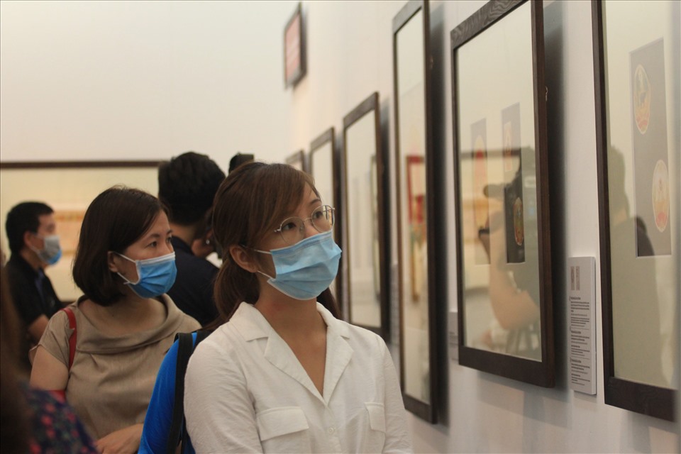 Nhiều người tham quan tại triển lãm. Ảnh T.Vương
