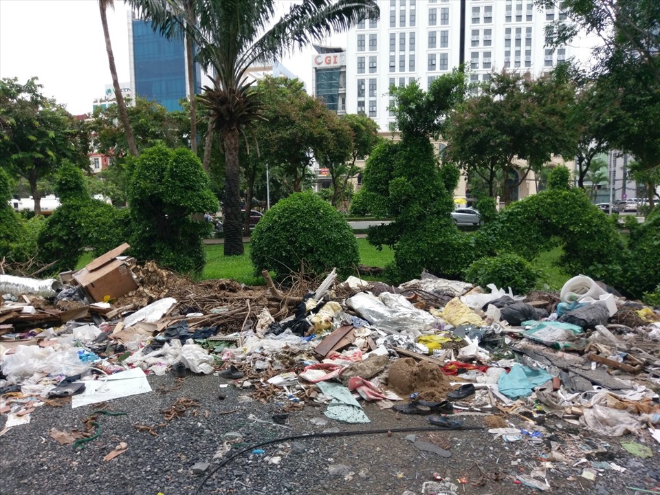 Tình trạng vứt rác bữa bãi xảy ra từ lâu nhưng chính quyền địa phương không có biện pháp xử lý.  Ảnh: Minh Quân