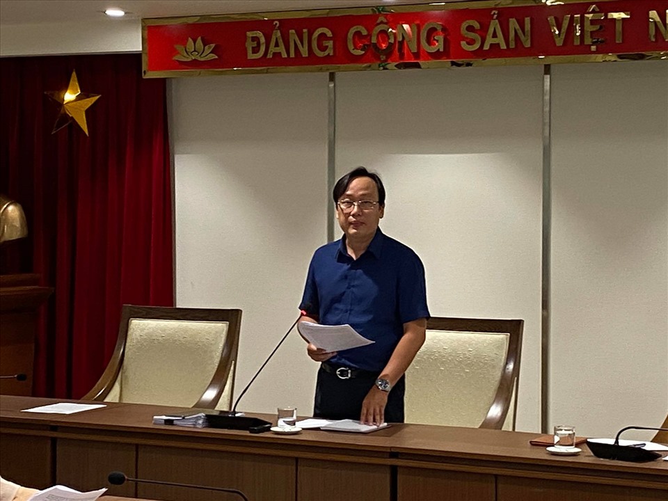 Ông Đỗ Thanh Tùng - Phó Chủ tịch UBND quận Hoàng Mai trả lời câu hỏi của phóng viên. Ảnh: Phạm Đông