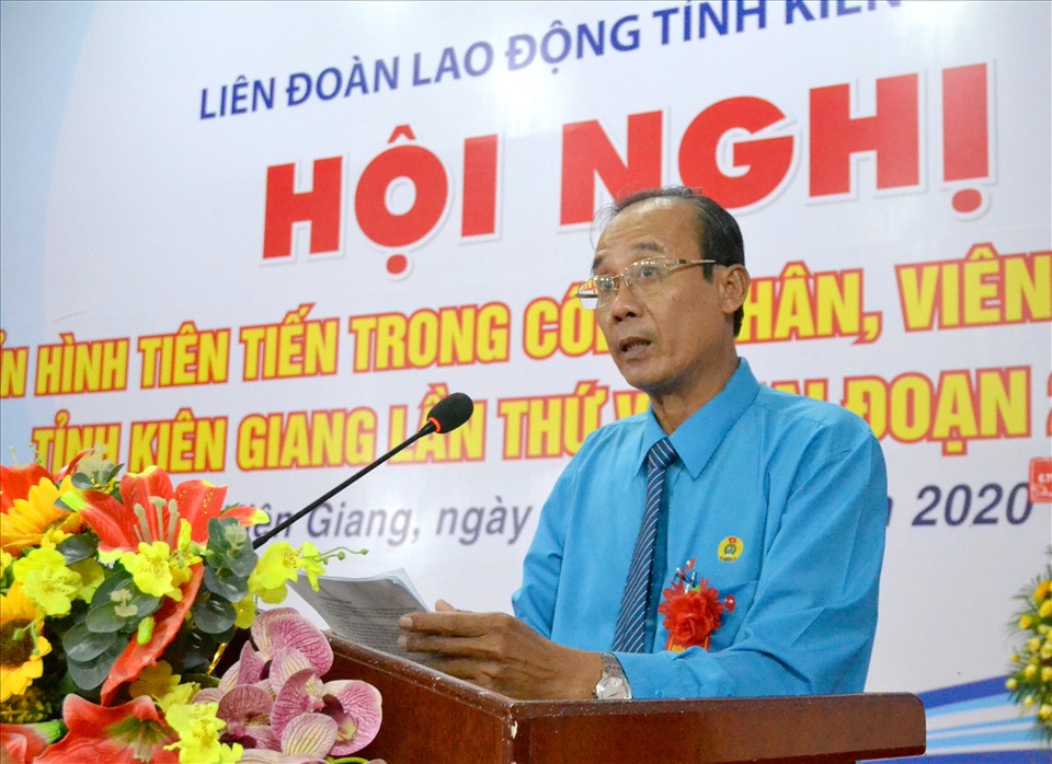 Phó Chủ tịch LĐLĐ Kiên Giang Nguyễn Minh Dũng báo cáo kết quả thi đua yêu nước giai đoạn 2015-2020. Ảnh: LT