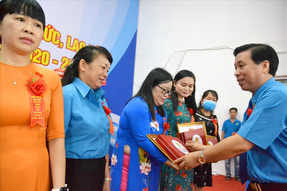 LĐLĐ Kiên Giang cũng tặng Bằng khen 16 tập thể, 185 cá nhân có thành tích xuất sắc, tiêu biểu trong phong trào thi đua yêu nước  trong CNVCLĐ, góp phần xây dựng tổ chức CĐ vững mạnh giai đoạn 2015-2020. Ảnh: LT