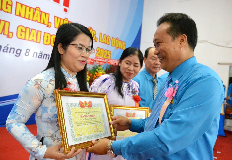 Với những thành tựu đó, 5 năm qua, Tổng LĐLĐ Việt Nam và LĐLĐ tỉnh tặng cờ thi đua và bằng khen cho 8.863 lượt tập thể và cá nhân xuất sắc. Ảnh: LT