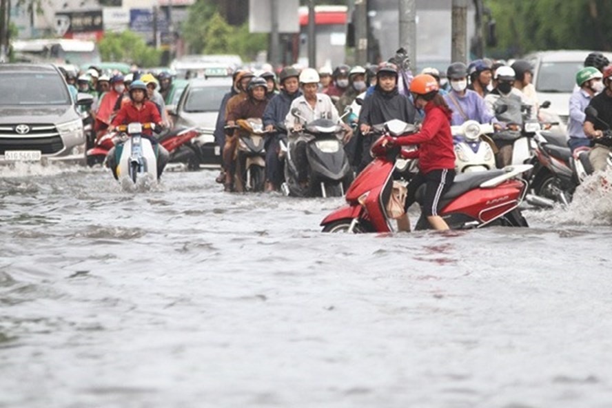 Đề xuất thu phí dịch vụ thoát nước tại TP.HCM gây nhiều tranh cãi. Trong ảnh: Đường Nguyễn Hữu Cảnh (quận Bình Thạnh, TPHCM) thường xuyên ngập nặng mỗi khi mưa lớn. Ảnh: Minh Quân