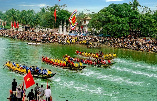 Lễ hội đua thuyền trên sông Hoàng Mai. Ảnh: Xuân Bách
