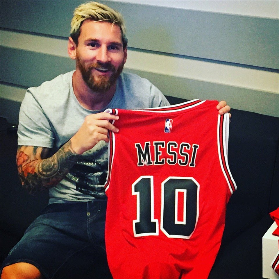 Nếu chán bóng đá thì Messi có thể thử sức ở bộ môn bóng rổ trong màu áo câu lạc bộ Chicago Bulls. Bức ảnh xuất hiện trên trang fanpage Chicago Bulls đã thu hút rất nhiều sự chú ý.