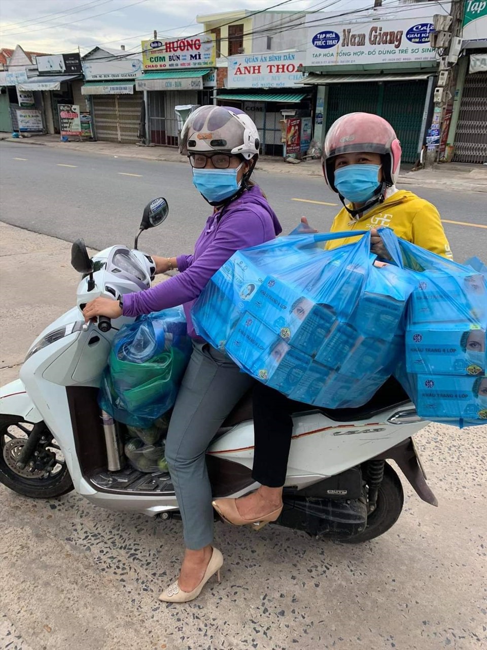 Chị em Ban nữ công LĐLĐ huyện Đại Lộc tham gia vận chuyển vật tư y tế cho các khu cách ly.