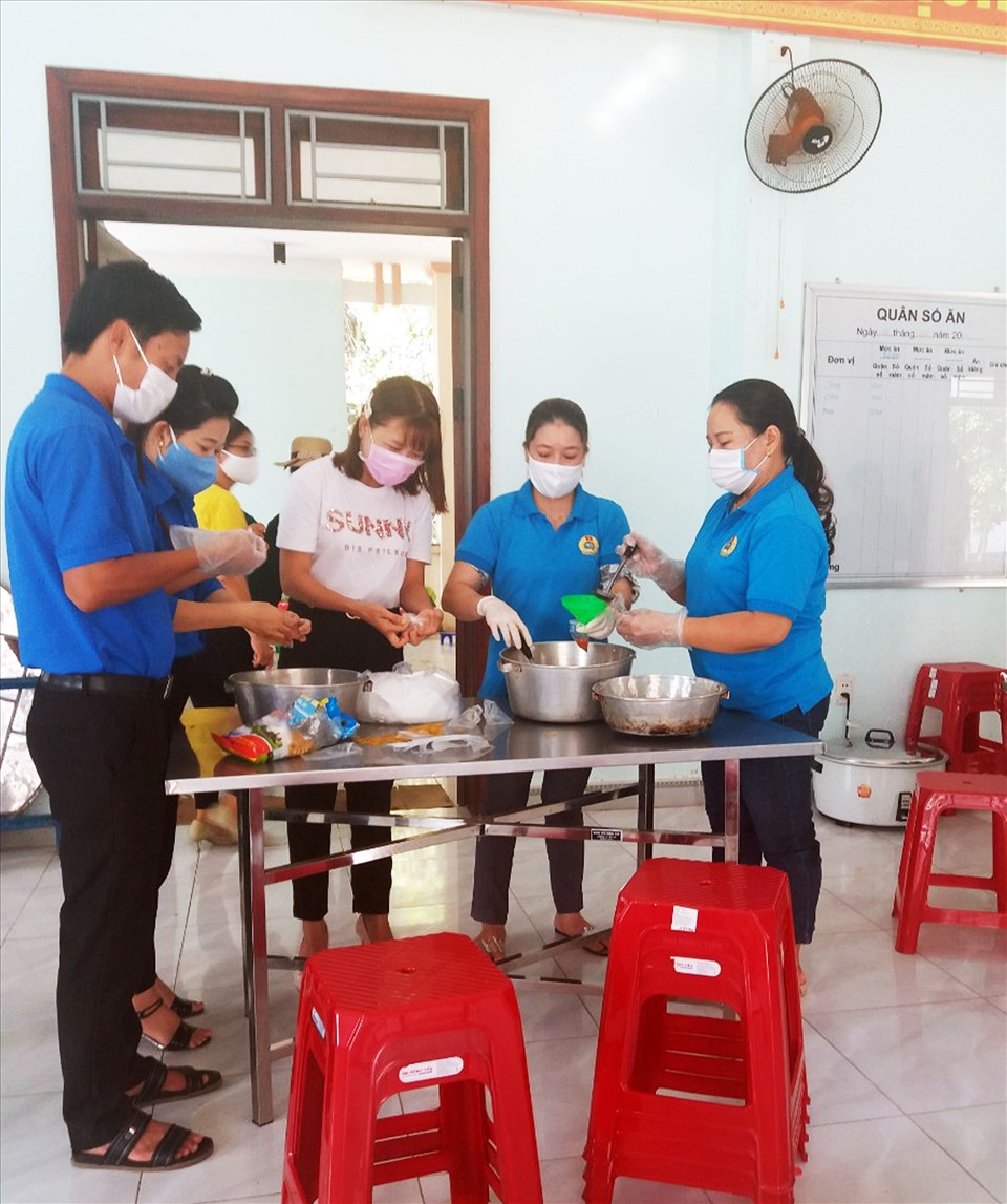 Chị em Ban nữ công LĐLĐ huyện Đại Lộc tham gia nấu ăn phục vụ bệnh nhân khu cách ly.
