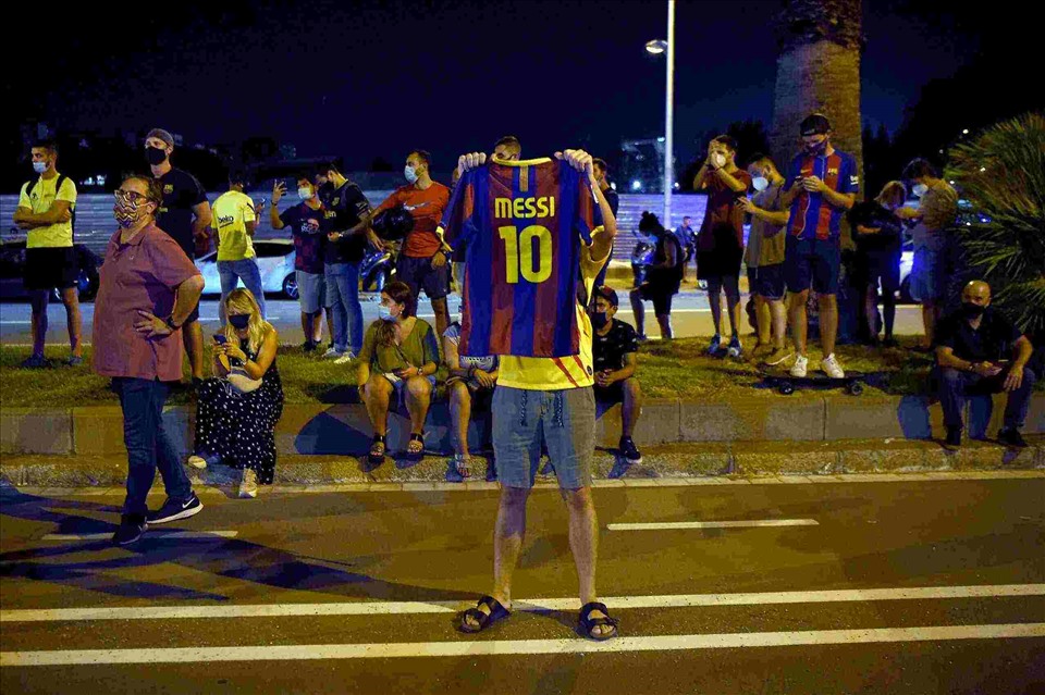 Cổ động viên Barca tập trung bên ngoài trụ sở câu lạc bộ yêu cầu Chủ tịch Josep Bartomeu từ chức sau “quả bom Messi” phát nổ“. Ảnh: Getty Images