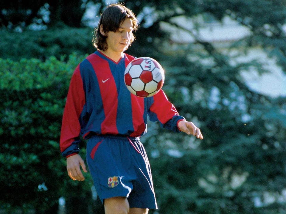2003: Ở tuổi 16, Messi có màn ra mắt Barca ở trận giao hữu với Porto. Ảnh: Insider