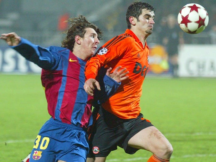 2004: Sau gần 1 năm đá cho đội Barca B, 17 tuổi, Messi trở thành cầu thủ trẻ nhất trong lịch sử Barca có trận đấu chính thức cho câu lạc bộ. Ảnh: Insider