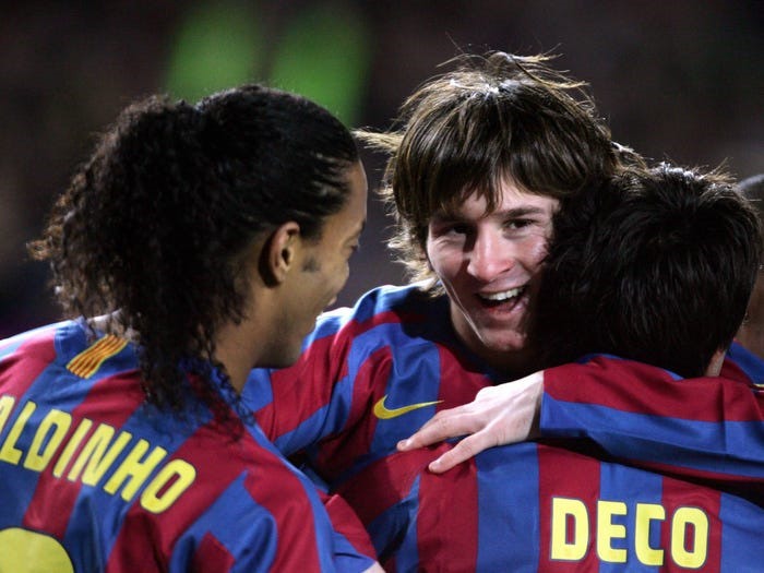 2005: Đúng sinh nhật lần thứ 18, Messi ký hợp đồng chuyên nghiệp đầu tiên với đội 1 và sau đó giành được vị trí đá chính thường xuyên. Ảnh: Insider