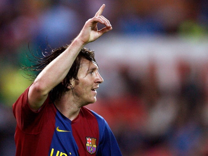 2007: Truyền thông Tây Ban Nha tôn vinh Messi là “Đấng cứu thế” (Messiah) sau khi anh đứng thứ 3 trong cuộc bầu chọn Quả bóng vàng (Ballon d'Or) và thứ 2 ở danh hiệu Cầu thủ xuất sắc nhất năm của FIFA khi chỉ mới 20 tuổi. Ảnh: Insider