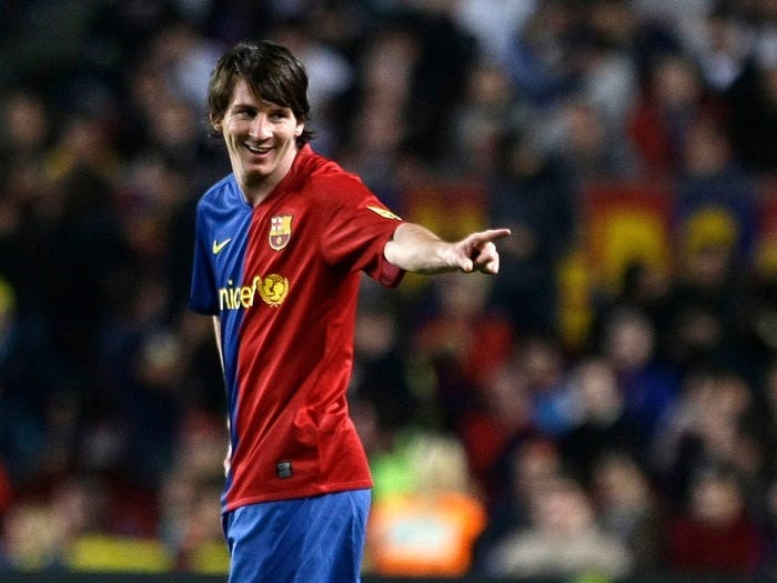 Hành trình Messi ở Barca sẽ khiến bạn cảm thấy như đã đến và sống trực tiếp các trận đấu. Hãy theo chân Messi khám phá những pha đánh đầu, chuyền bóng và ghi bàn đầy ấn tượng ở Barca. Chúc bạn sẽ có những trải nghiệm tuyệt vời.
