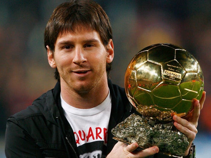 2009: Messi lần đầu tiên giành Quả bóng vàng và Cầu thủ xuất sắc nhất thế giới của FIFA, trong đó, ở giải do France Football bầu chọn, anh tạo được khoảng cách tới 240 điểm. Ảnh: Insider