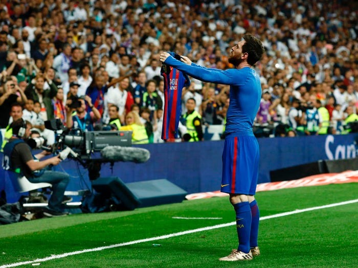 2017: Messi trải qua một trong những thời khắc đáng nhớ nhất trong sự nghiệp khi ghi bàn ở phút bù giờ trận Siêu kinh điển, bàn thứ 500 trong sự nghiệp của anh, và ăn mừng bằng cách giơ cao áo đấu trước mặt các cổ động viên Real Madrid. Ảnh: Insider