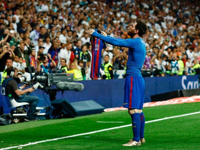 2017: Messi experiences one of the most memorable moments of his career when he scores in stoppage time in the Clasico, the 500th goal of his career, and celebrates by holding up his shirt in front of the crowd. Encourage Real Madrid. Photo: Insider