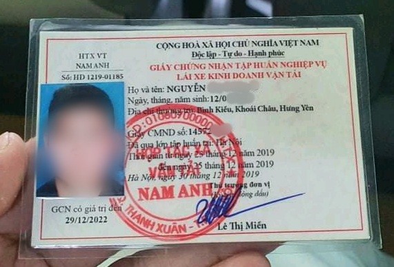 Một “giấy chứng nhận” được cấp cho người lái xe.